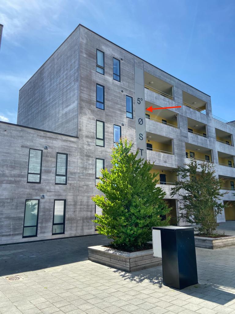 Inngang markert med rød pil.